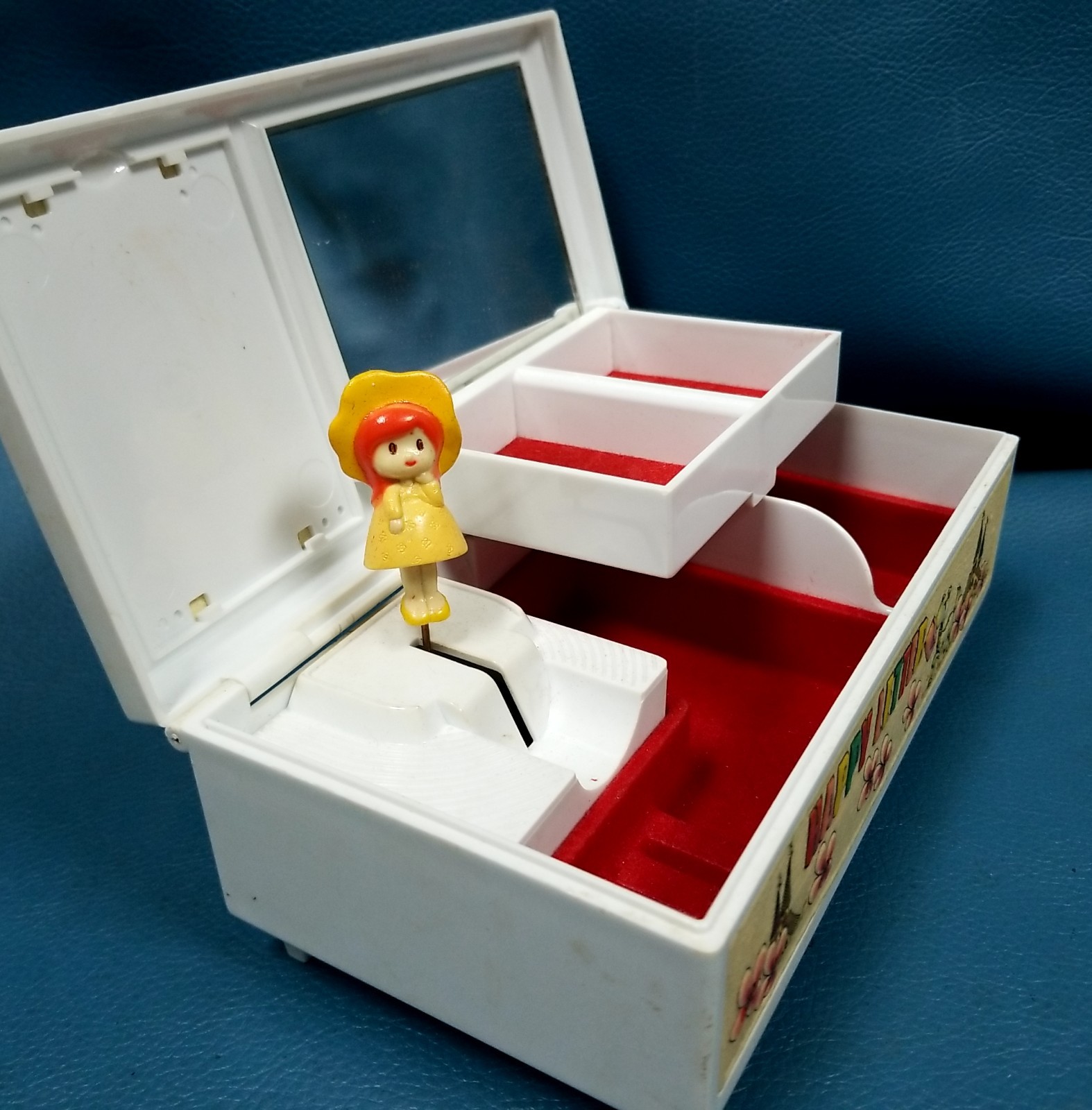 VTG MCM Lady Mate C=81-002 Raindrops Keep Falling On My Head Musical Jewelry Box
