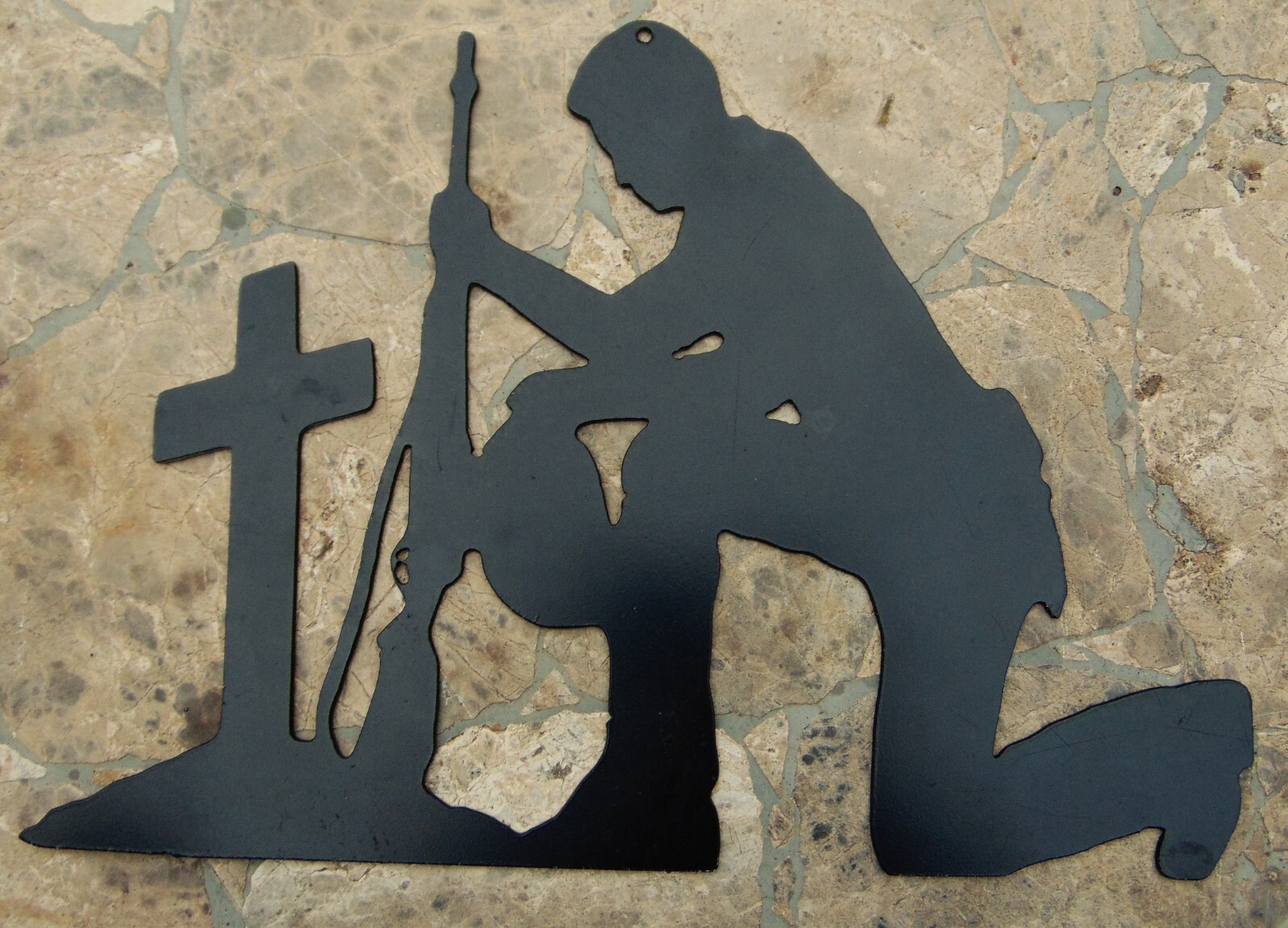 SOLDIER KNEELING PRAYING AT CROSS~ METAL WALL SIGN ART ~ 9″ HIGH x 12 1/2″ WIDE