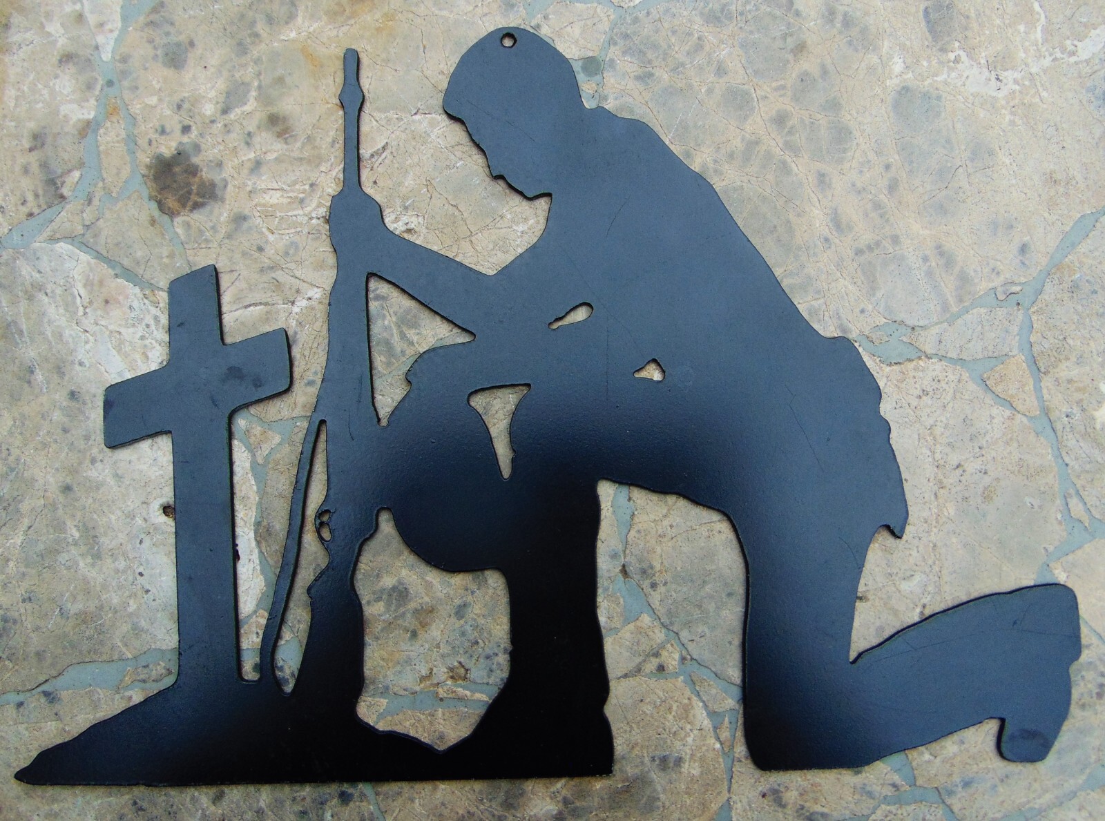 SOLDIER KNEELING PRAYING AT CROSS~ METAL WALL SIGN ART ~ 9″ HIGH x 12 1/2″ WIDE