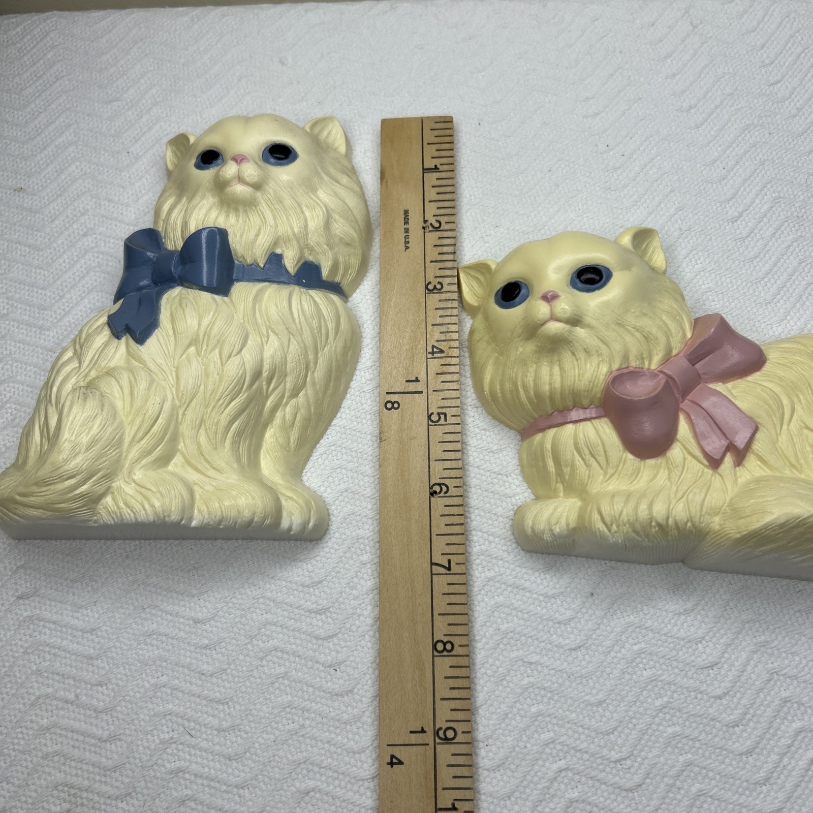 2 Vntg Homco Cat Kitten Wall Hanger Plaques Yellow Persian w/ Blue & Pink Bow
