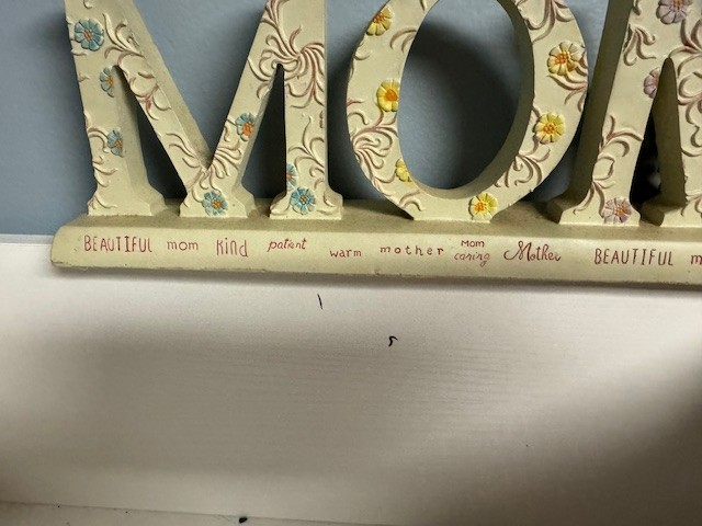Vintage Floral MOM Sign Figurine – Hand Painted Desktop Decor – Mother’s Day Gif