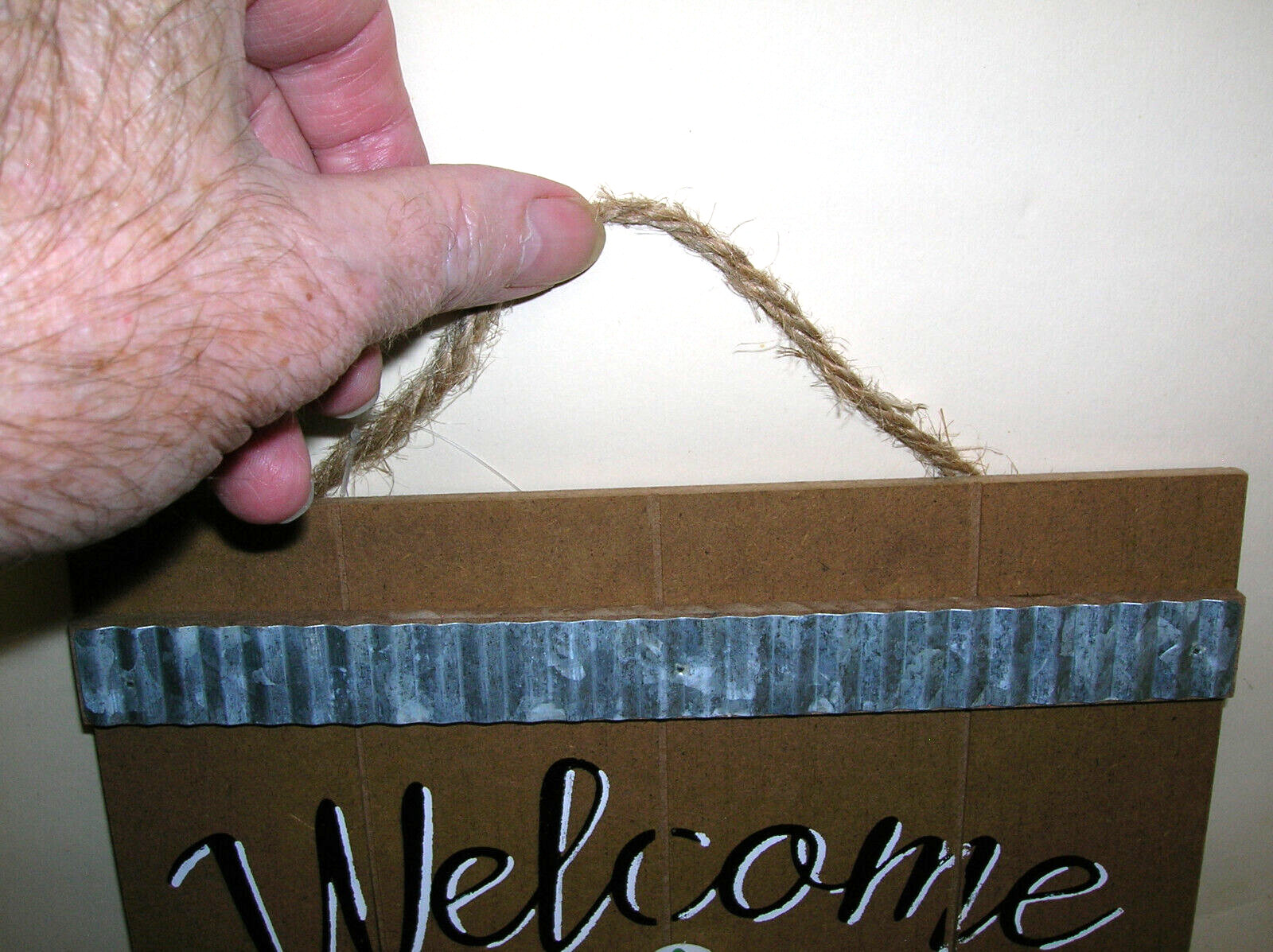 Welcome Sign Daisies 8.5″ x 10″ Pressed Wood w/ Rope Hanger Primitive Style Gard