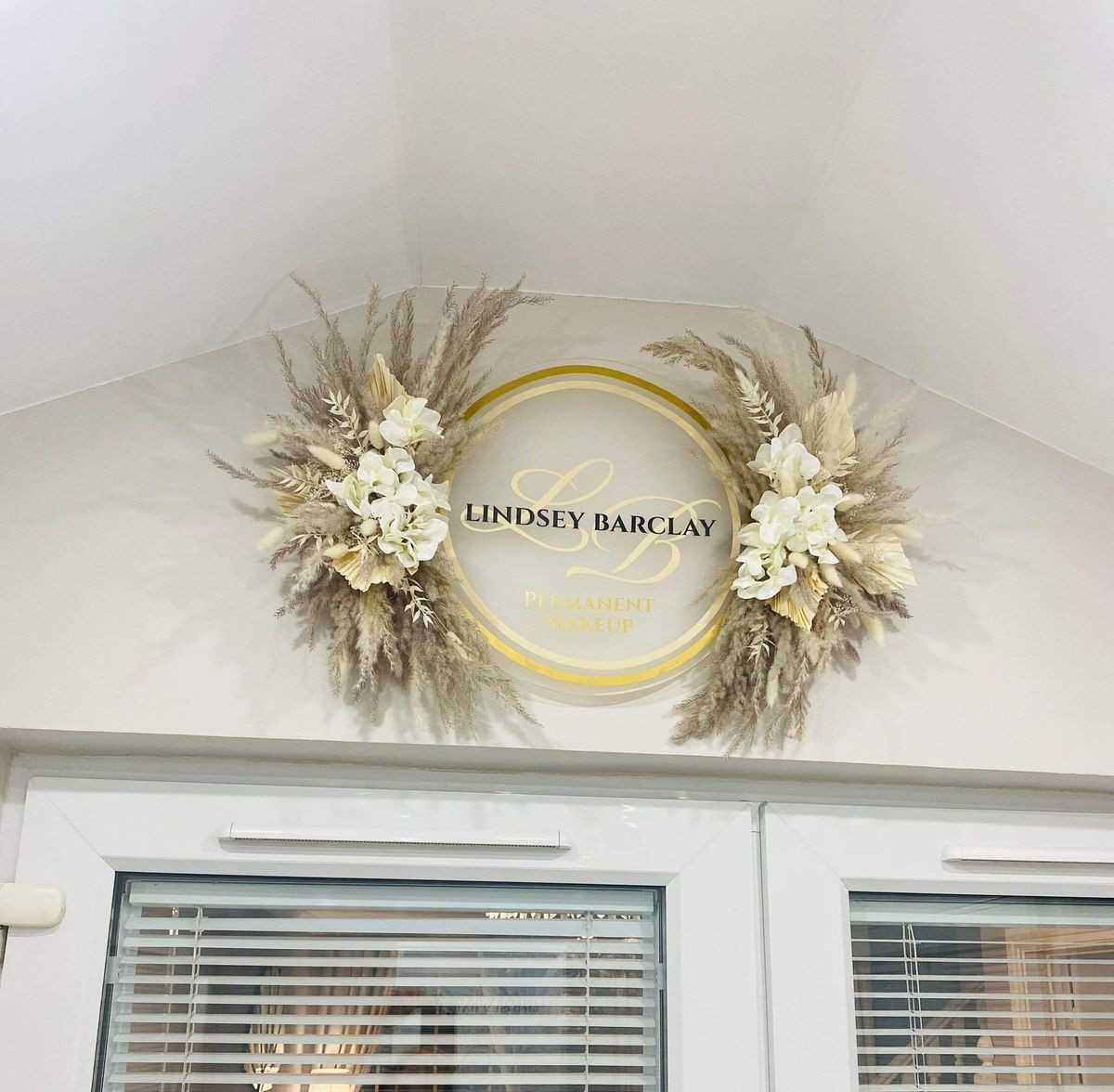 Custom Round Acrylic LED Logo Sign – 3D Backlit Business Storefront Wall Mounted