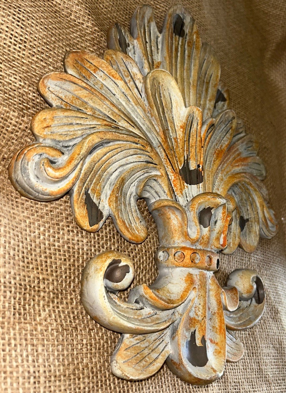 VTG French Country Rust Concrete Cast FLEUR DE LIS PLAQUE Resin 10.75”W 12.25”T