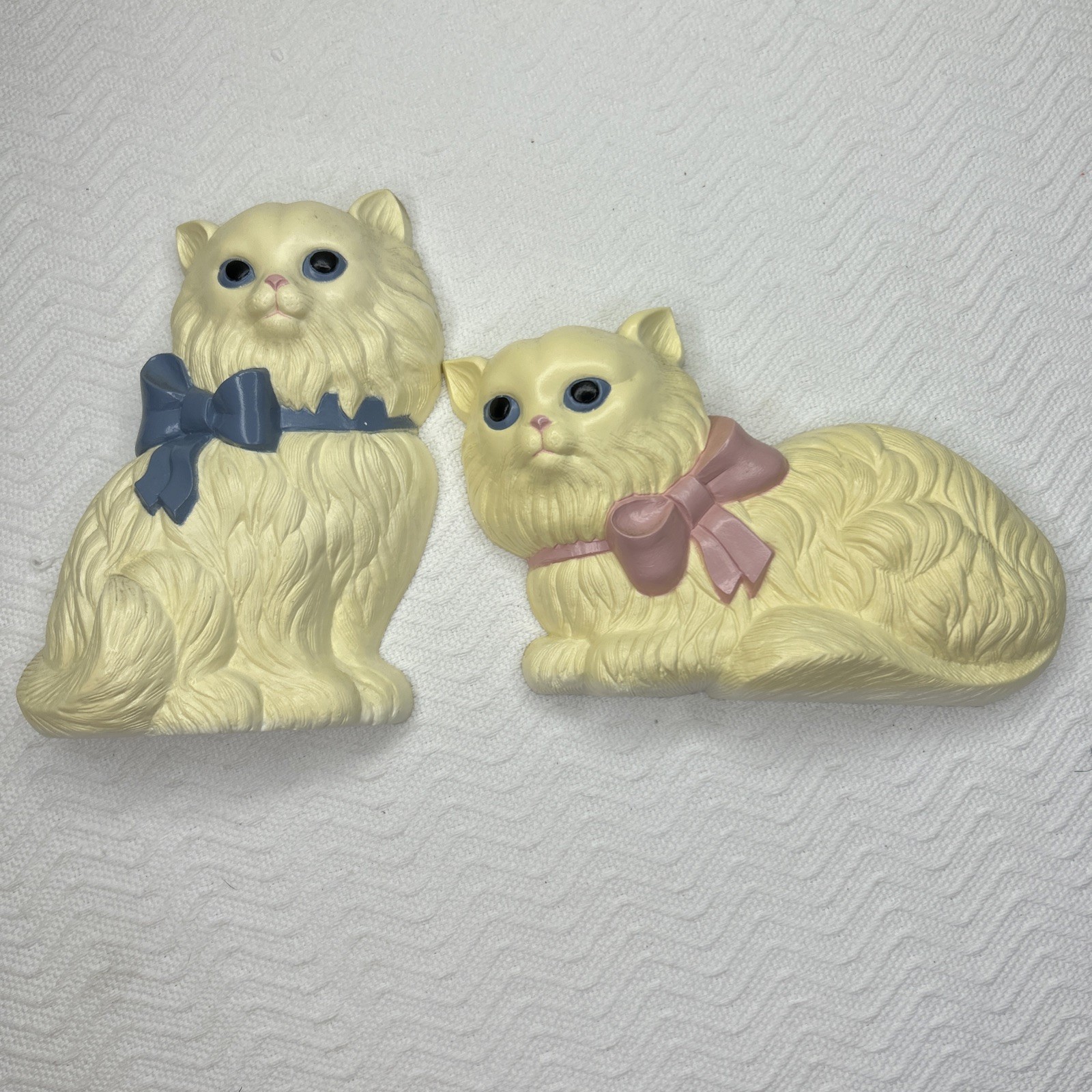 2 Vntg Homco Cat Kitten Wall Hanger Plaques Yellow Persian w/ Blue & Pink Bow