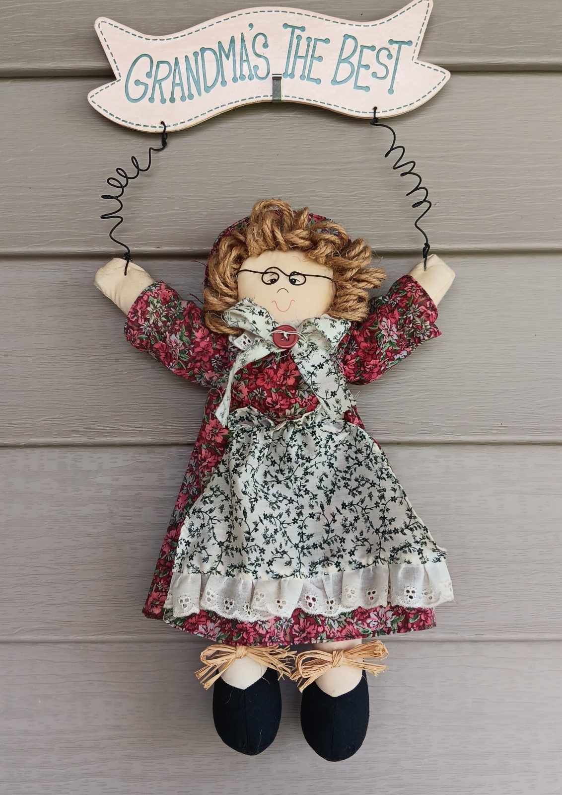 Primitive Style “Grandma’s The Best” Decorative Wall Hanging. 17″ L X 9 1/2″ W