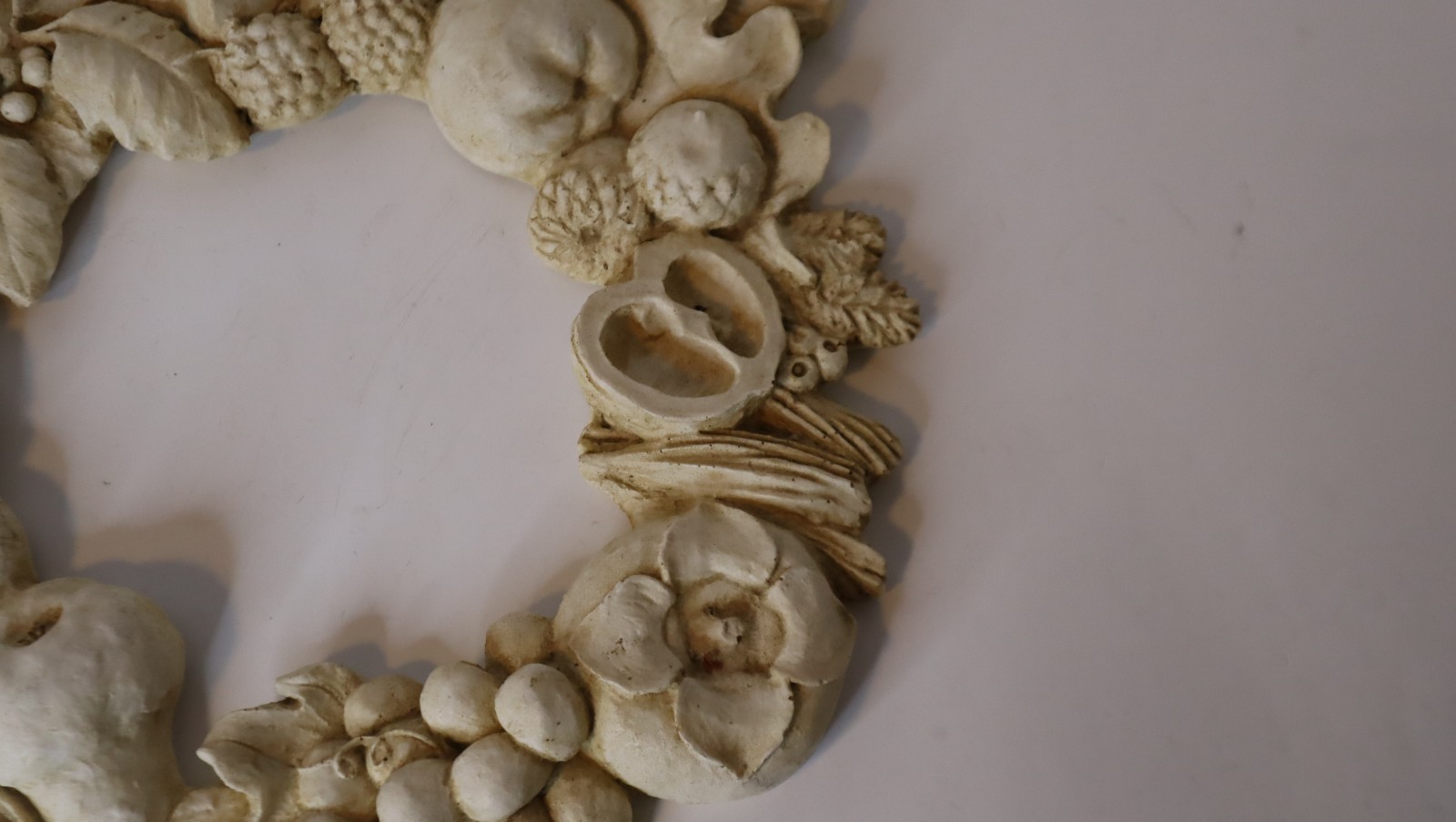 Vintage Hen-Feathers Wreath Wall Plaque Hand Cast Stone Composite French Country