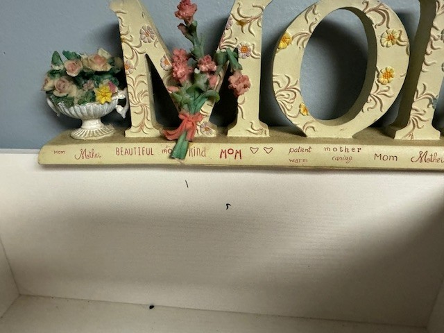 Vintage Floral MOM Sign Figurine – Hand Painted Desktop Decor – Mother’s Day Gif