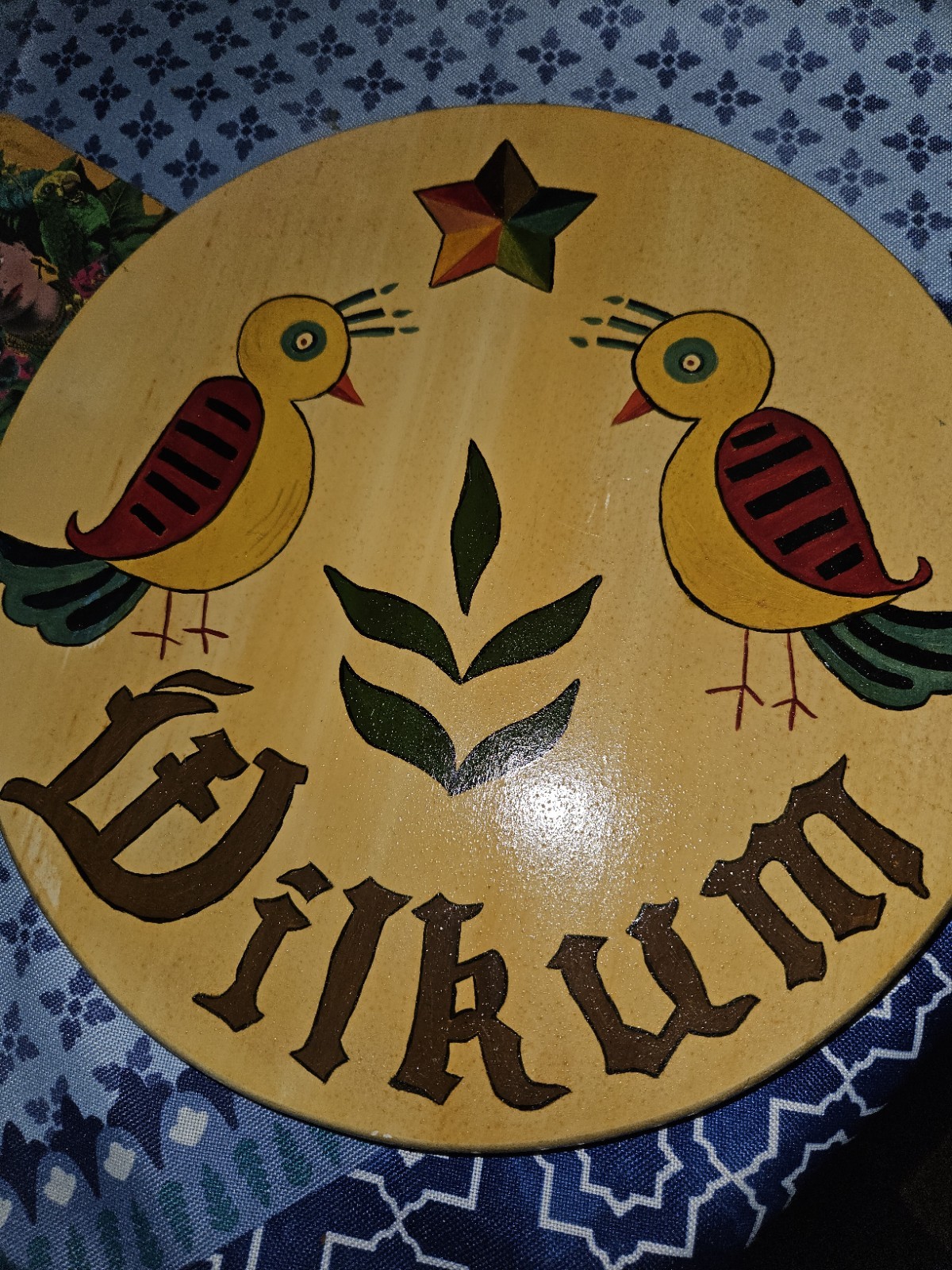 VTG 1971 Wood Sign Hand Painted Wilkum Welcome PA Dutch Art Signed Wilson 11″