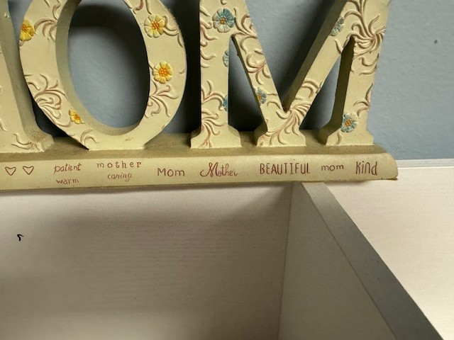 Vintage Floral MOM Sign Figurine – Hand Painted Desktop Decor – Mother’s Day Gif