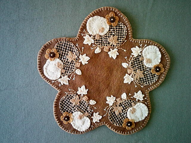 Primitive Candle Mat Checkered Black and Tan, and Cream Pumpkins, Gold Flowers