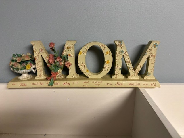 Vintage Floral MOM Sign Figurine – Hand Painted Desktop Decor – Mother’s Day Gif