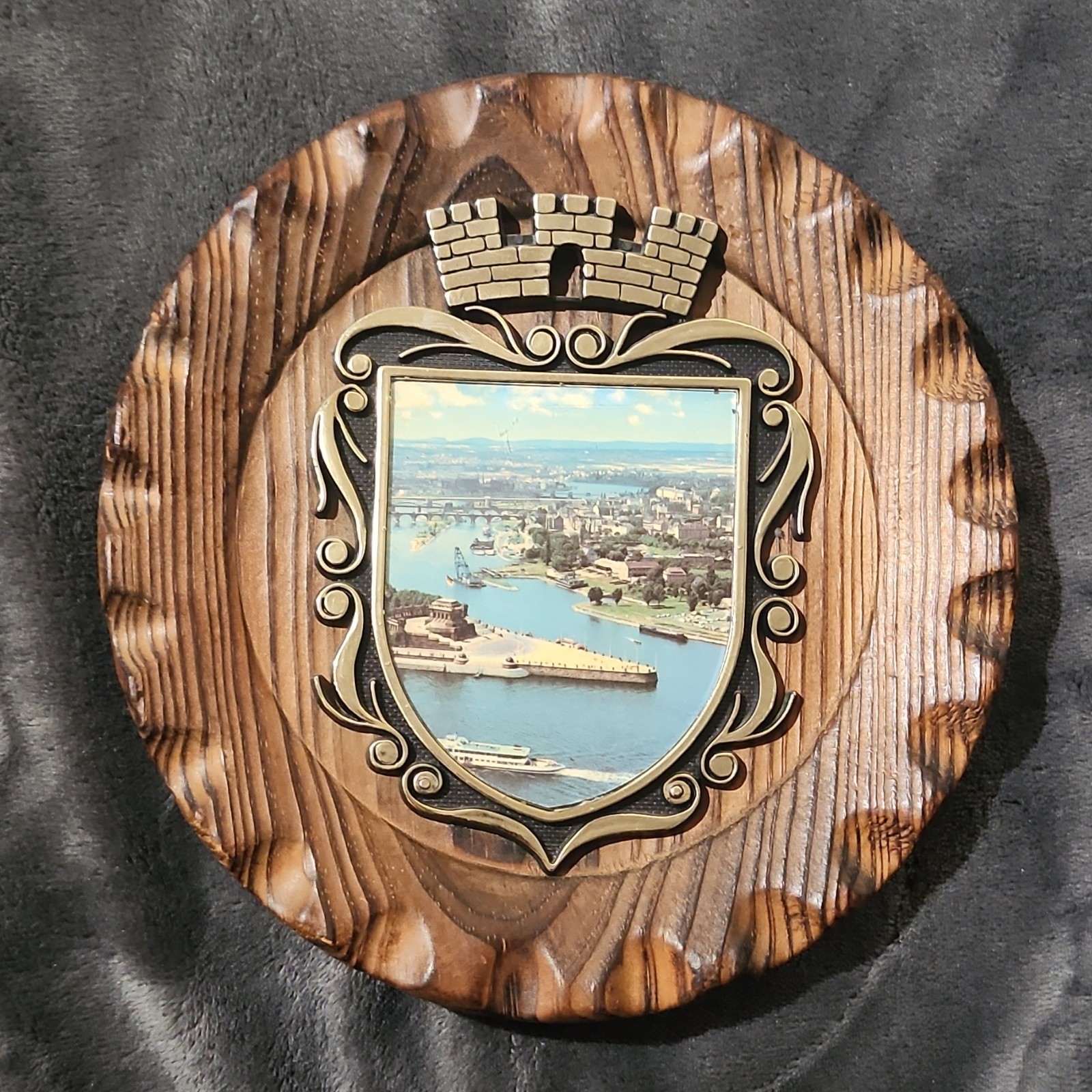 Round Wooden Metal Wall Plaque Cityscape Crest Decorative Ready to Hang