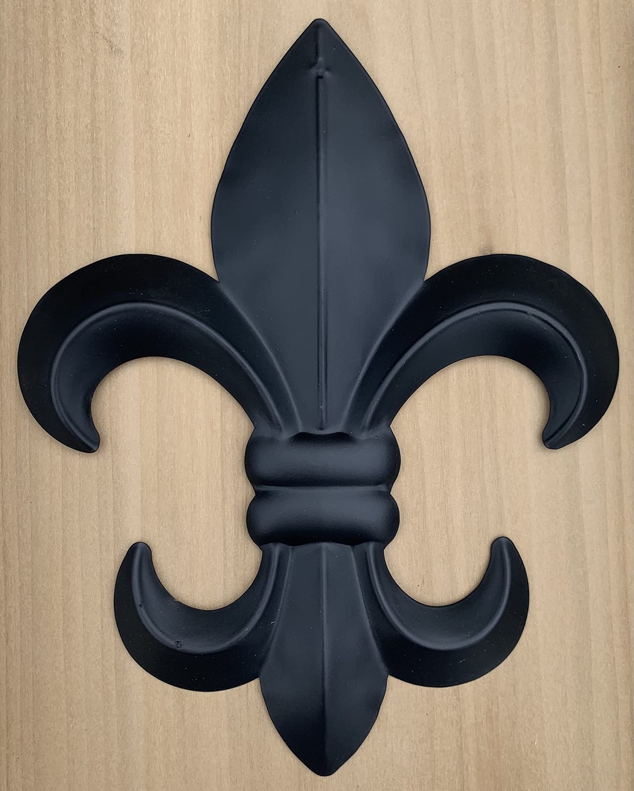 Top Brass 10″ Metal Fleur De Lis Wall Plaque/Art with 10″L x 8″W, Black