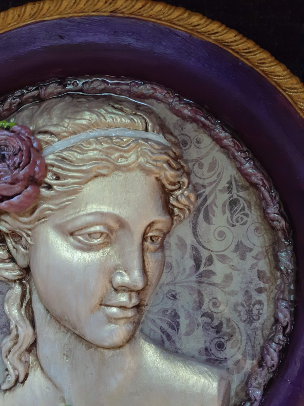 Round Resin 3D Relief Wall Plaque, Classic Woman Portrait & Roses, Purple Gold