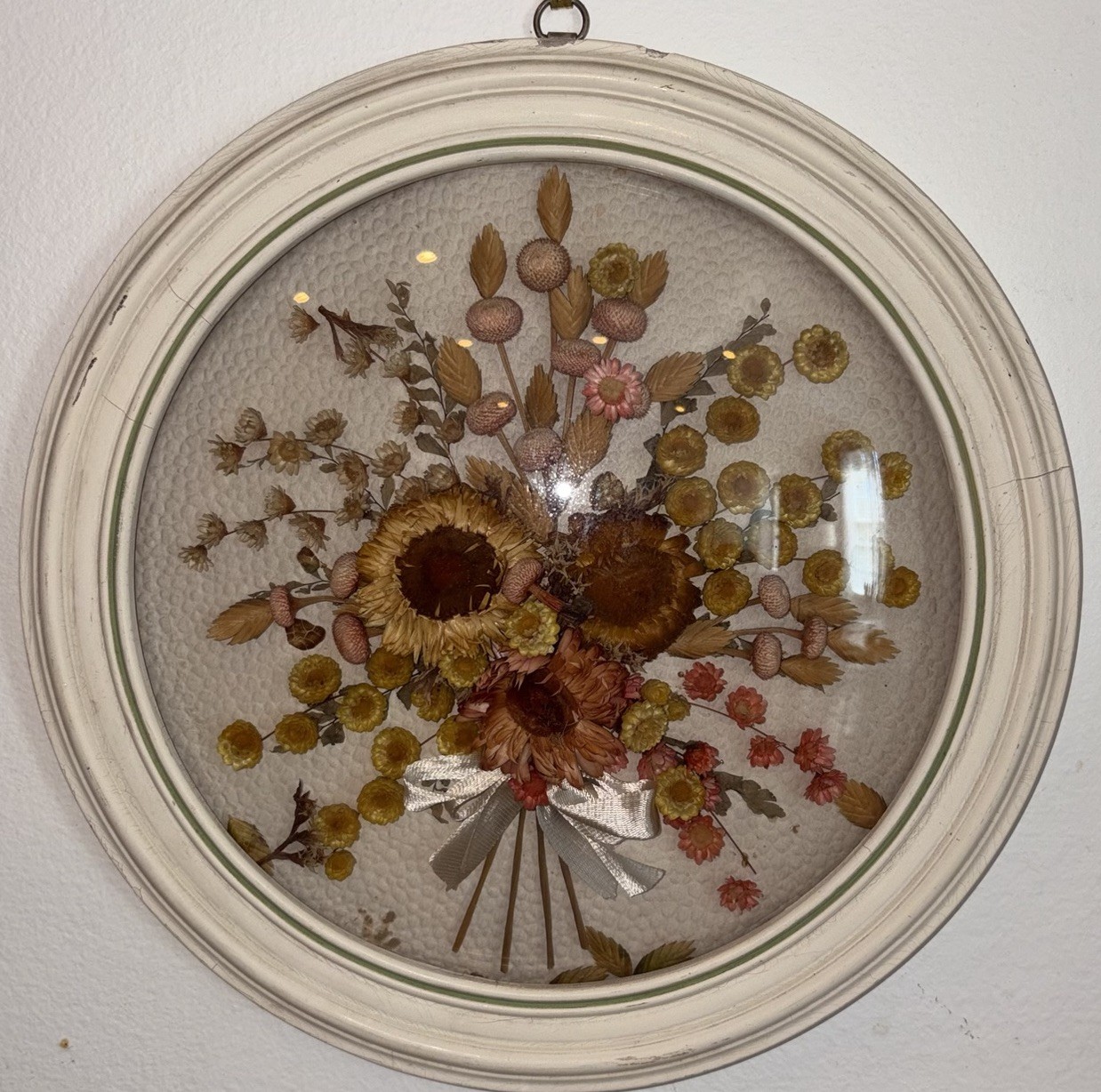 Vintage Handmade USA Dried Flower Shadow Box Wall Hanging Round Frame Decor