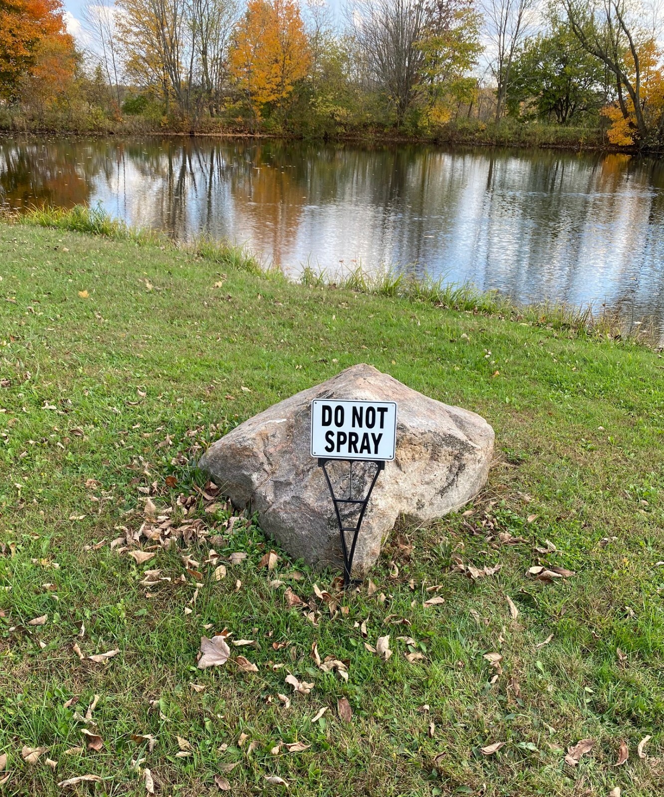 “DO NOT SPRAY” WARNING SIGN, METAL, HEAVY DUTY