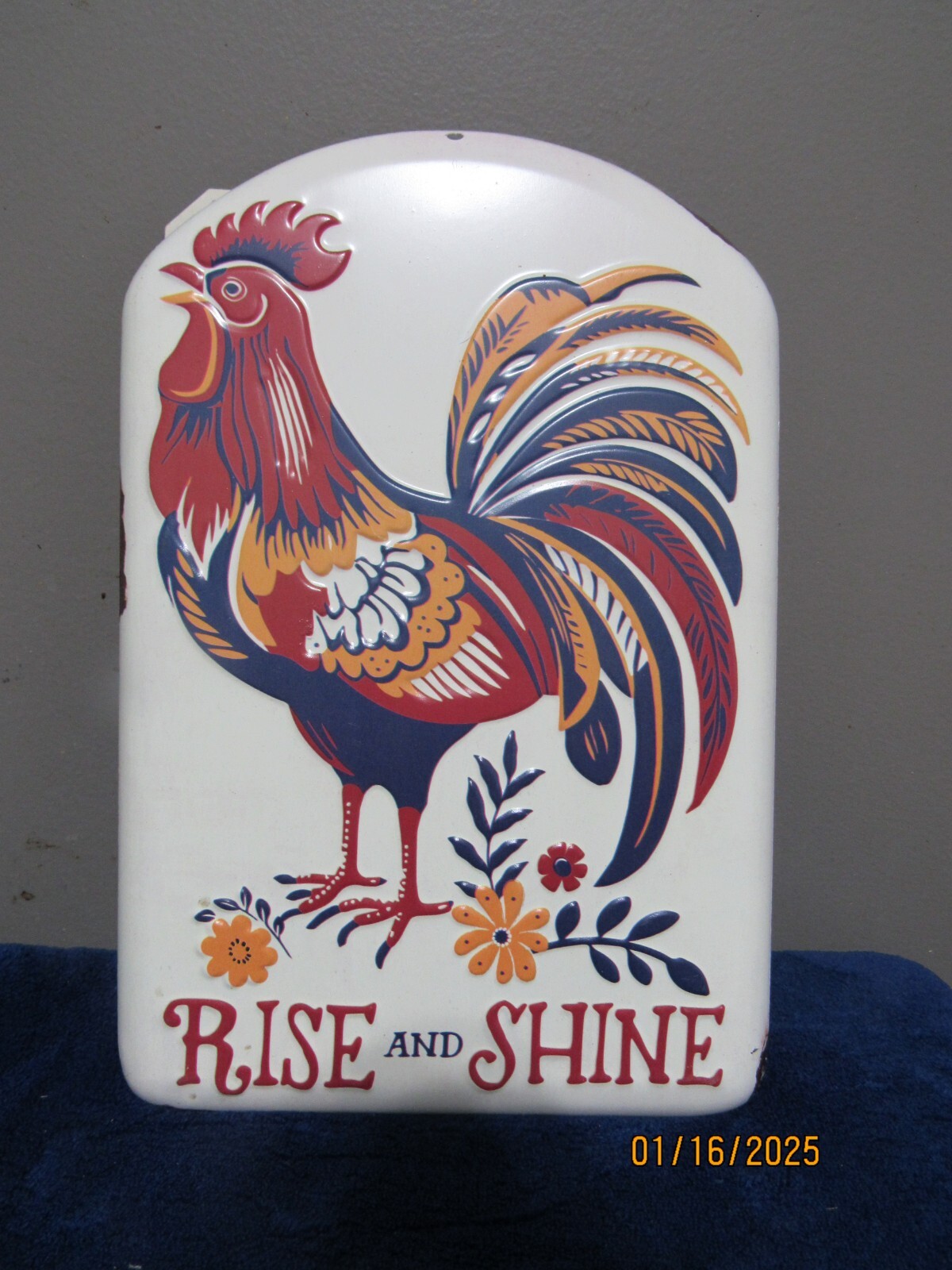 RED SHED PLAQUE SIGN ROOSTER BLUE, RED & ORANGE “RISE AND SHINE” NWT
