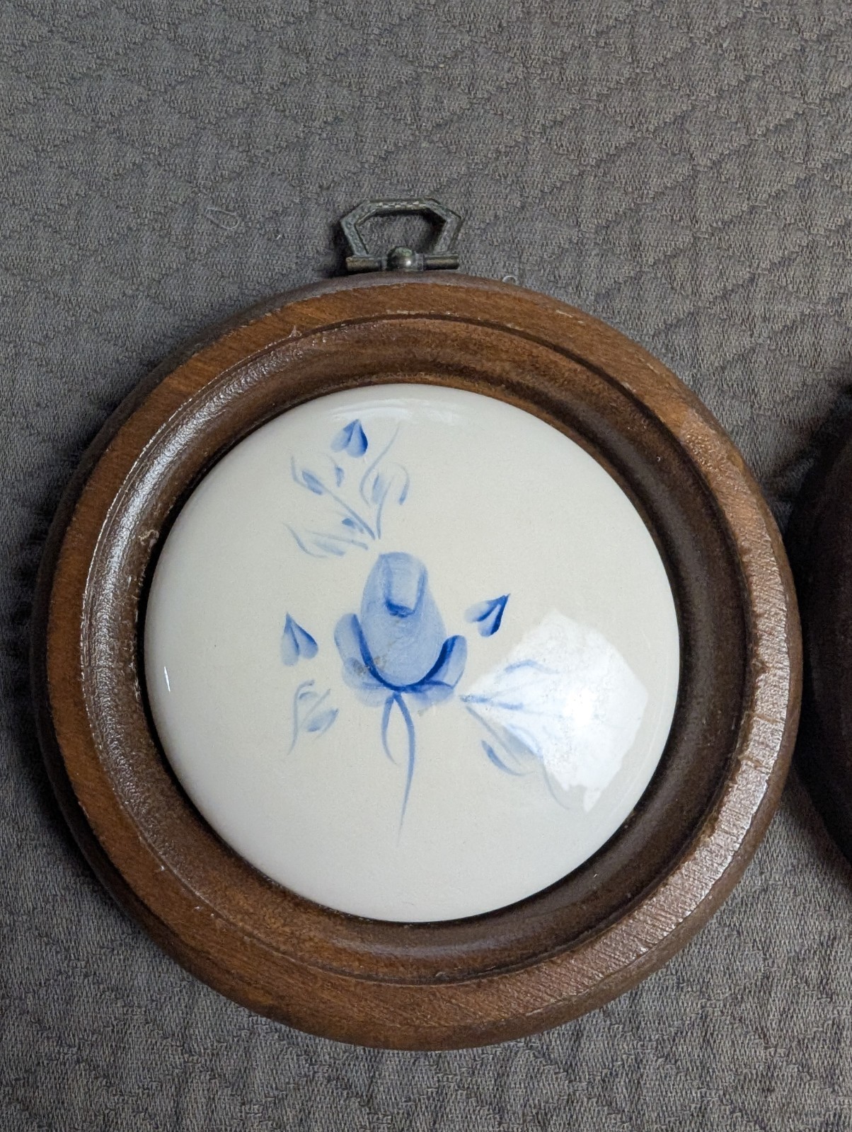 Vtg Homco Hand Painted Blue Rose Wall Decor 5″ In Diameter 3.5″ Ceramic Center