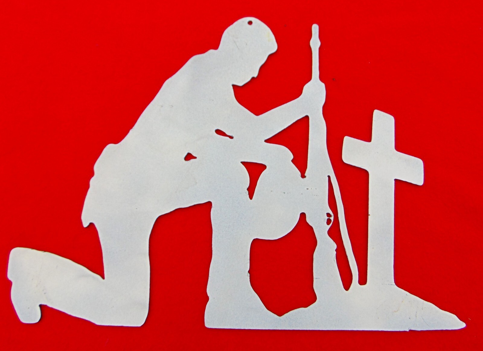 SOLDIER KNEELING PRAYING AT CROSS~ METAL WALL SIGN ART ~ 9″ HIGH x 12 1/2″ WIDE