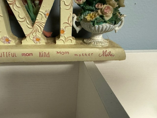 Vintage Floral MOM Sign Figurine – Hand Painted Desktop Decor – Mother’s Day Gif