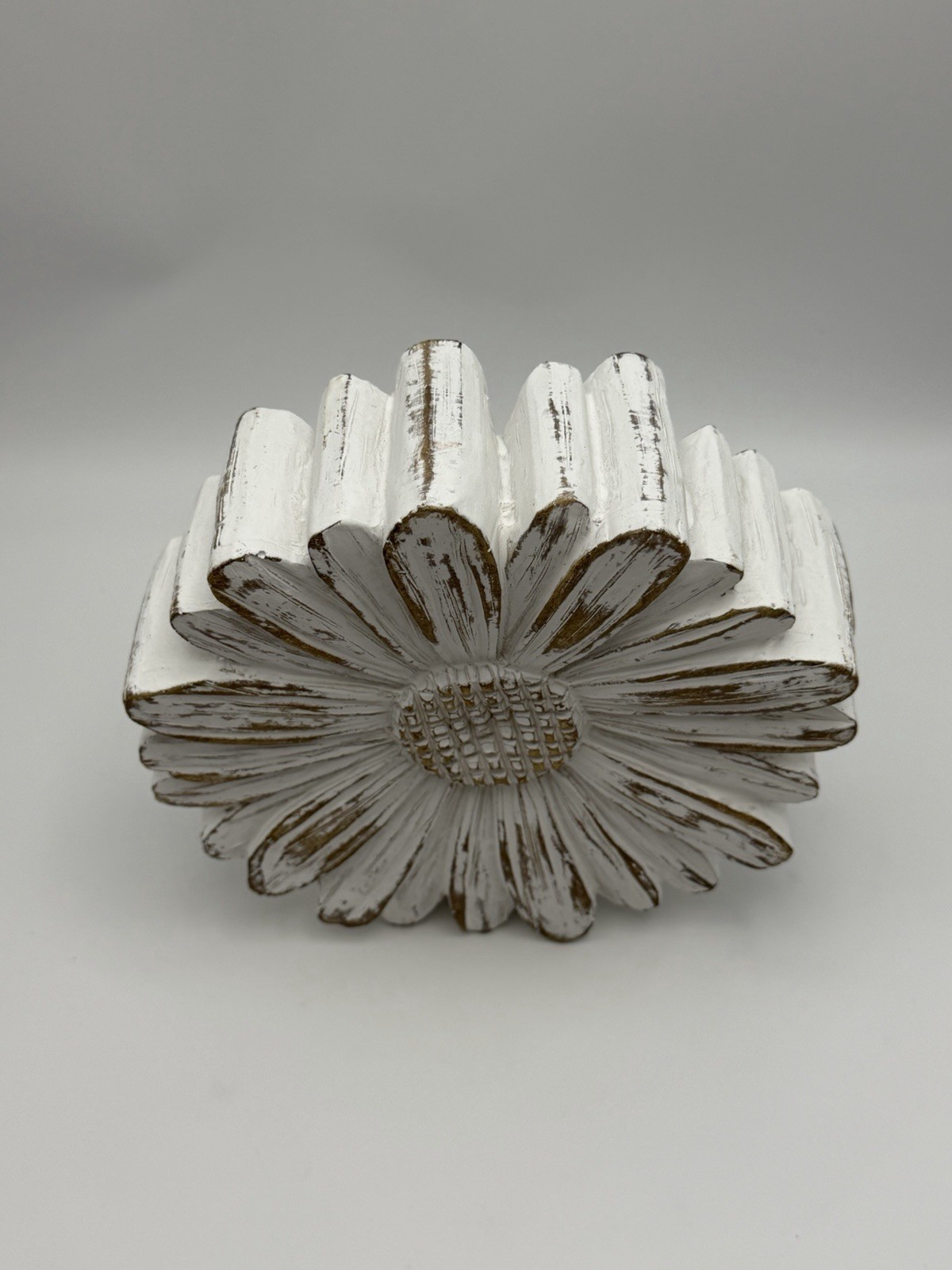 Distressed White Daisy Flower Wall Decor Rustic Farmhouse Wooden Floral Plaque