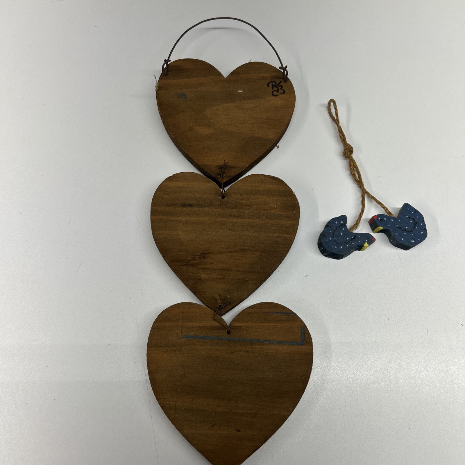Americana Primitive Style Wooden Rustic Decor Distressed Hearts Chickens