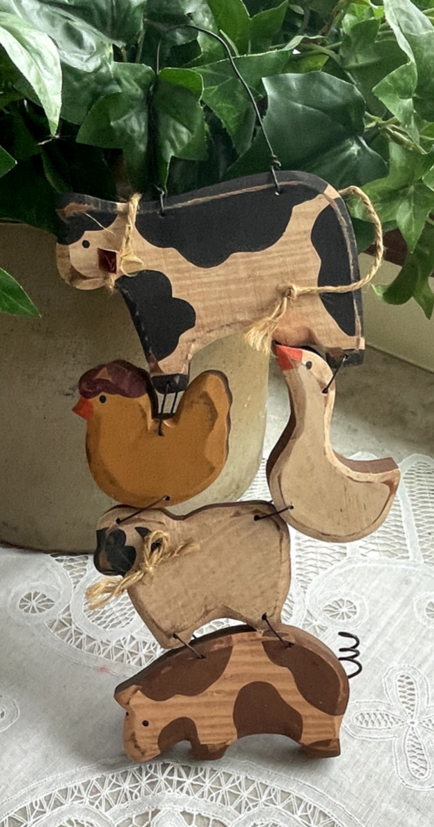 PRIMITIVE WOOD ANIMAL STACK WALL HANGING