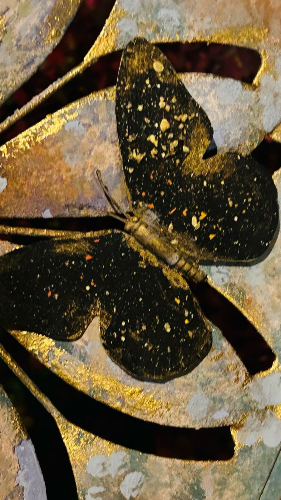 Decorative Distressed Metal Floral Wall Art with Detachable Butterfly