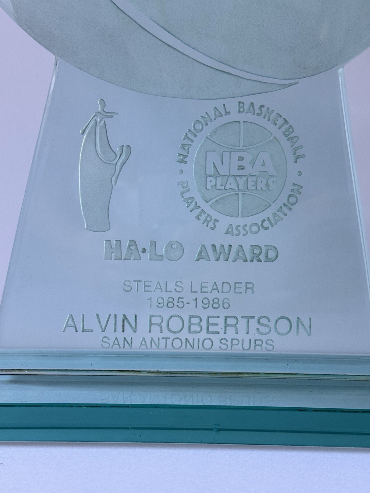 DEFECTIVE 198586 NBA Steals Leader HALO Award Glass Trophy Alvin Roberts G3D