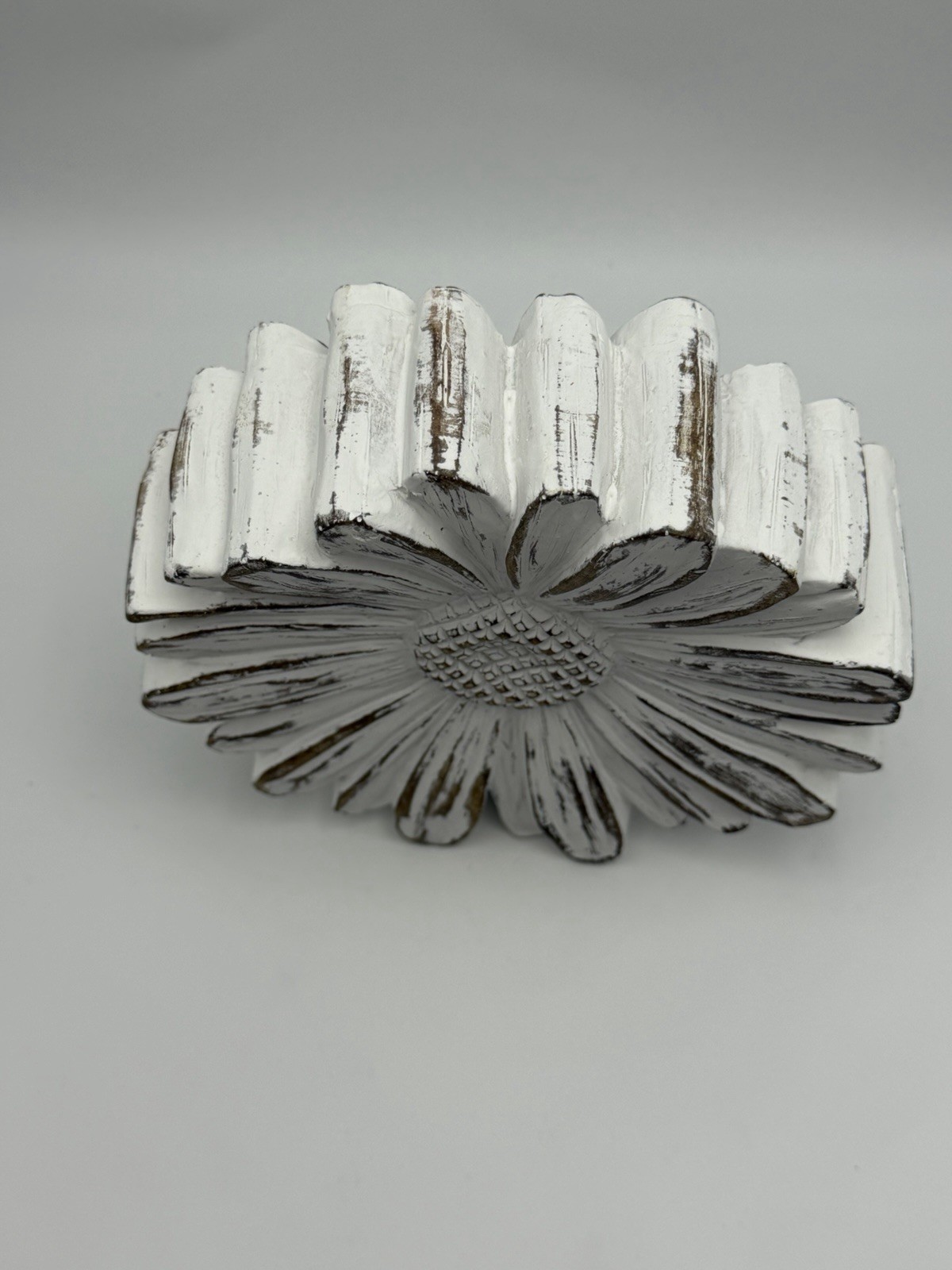 Distressed White Daisy Flower Wall Decor Rustic Farmhouse Wooden Floral Plaque