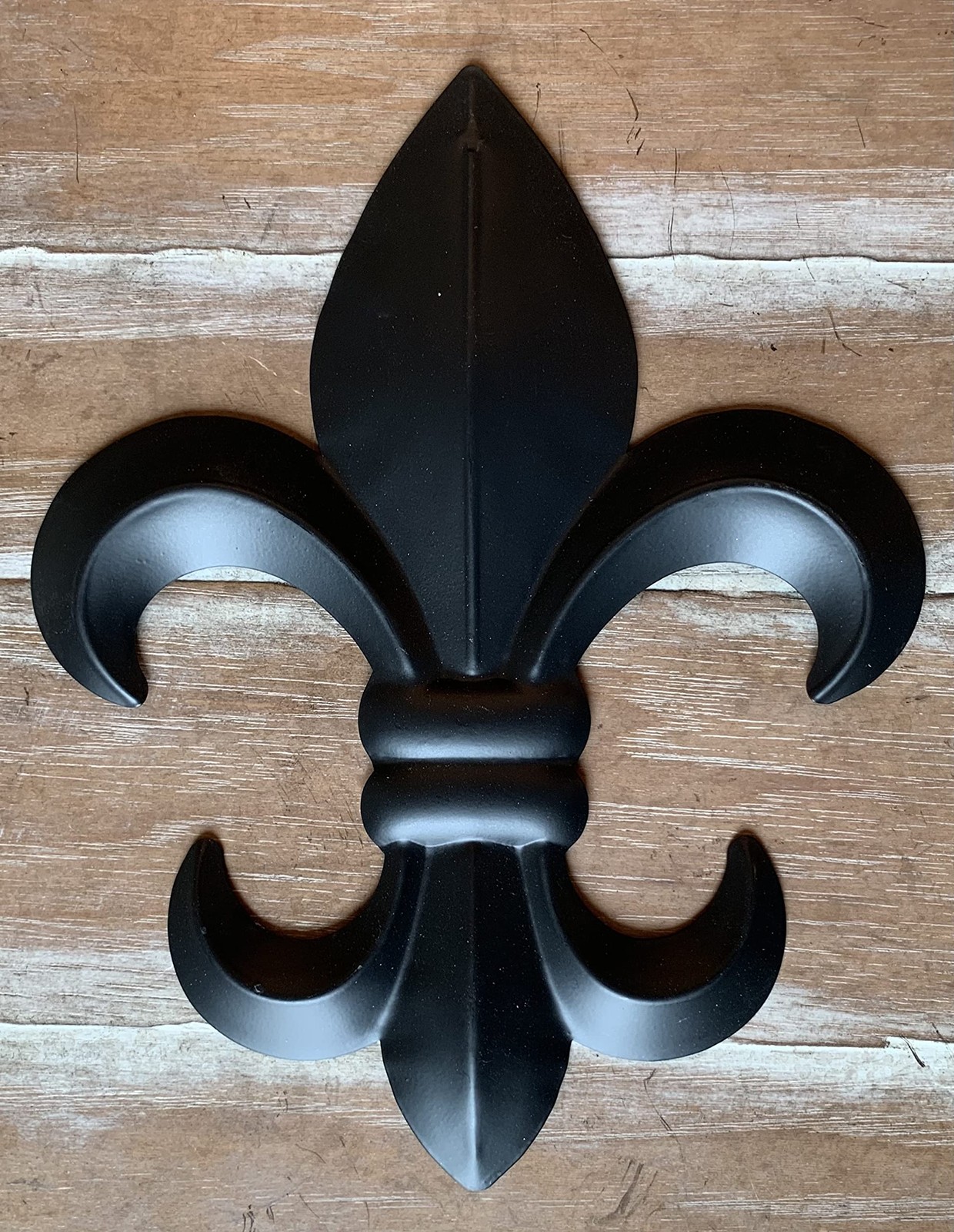 Top Brass 10″ Metal Fleur De Lis Wall Plaque/Art with 10″L x 8″W, Black