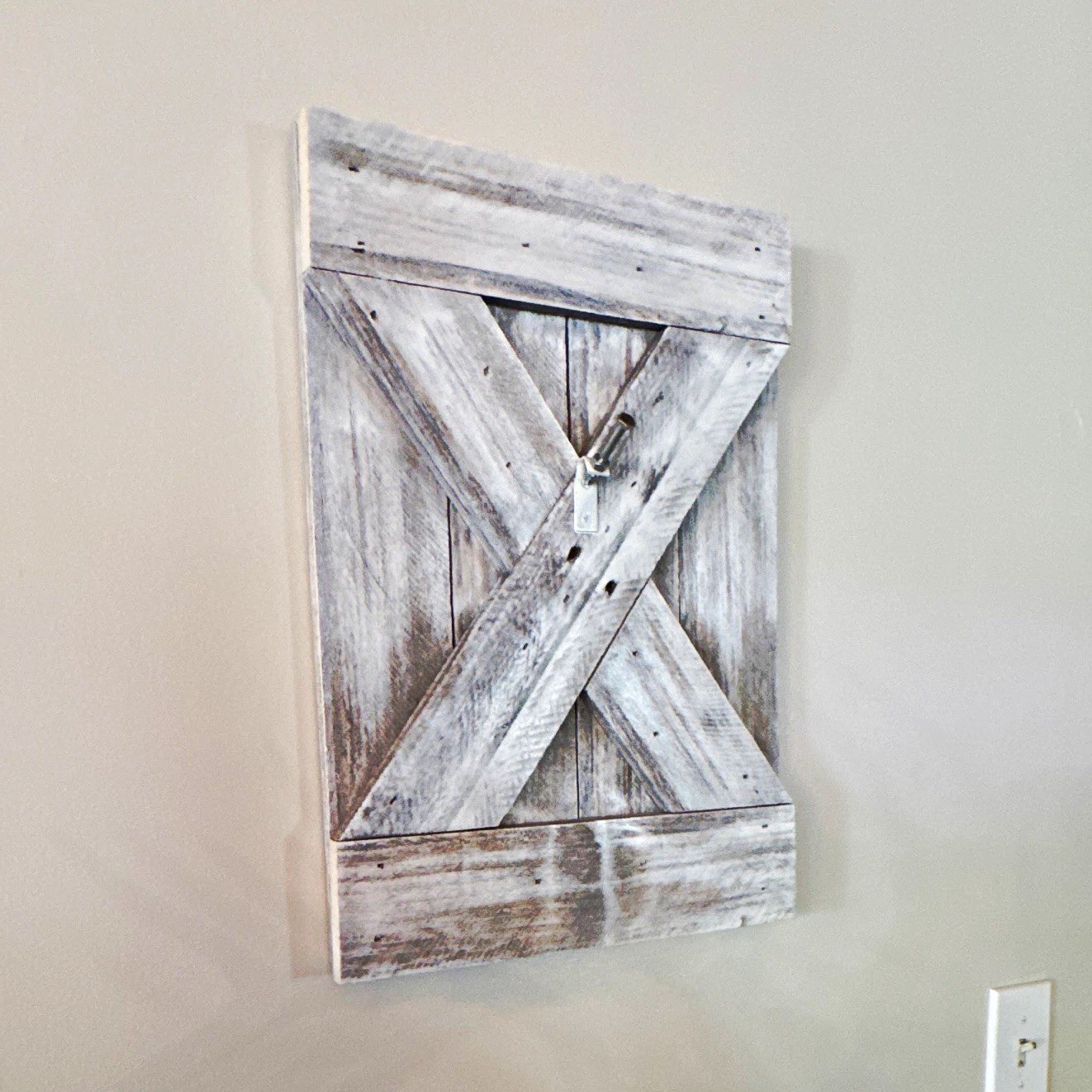 Farmhouse Distressed Wood Barn Door Wall Plaque, Gray/White 3D Mount