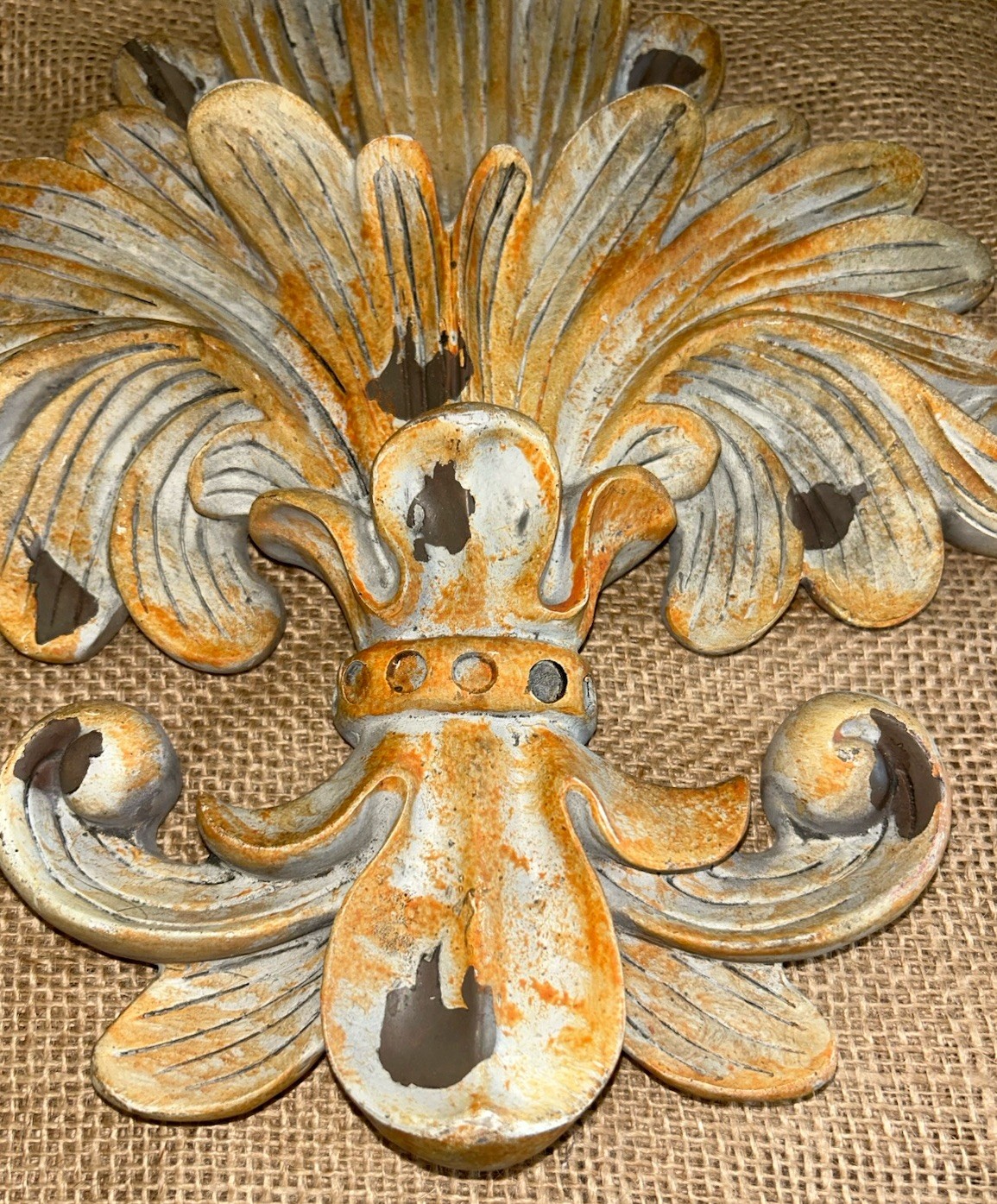 VTG French Country Rust Concrete Cast FLEUR DE LIS PLAQUE Resin 10.75”W 12.25”T